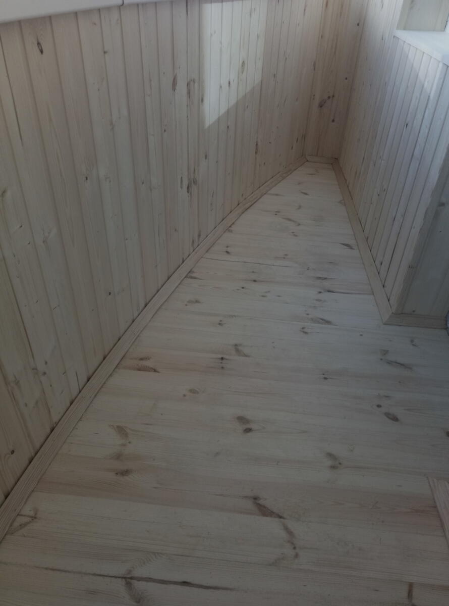 Отделка балкона вагонкой