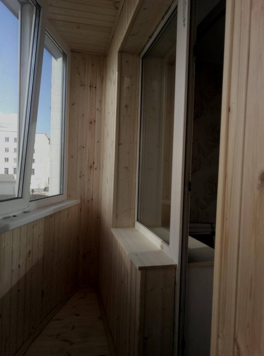 Отделка балкона вагонкой