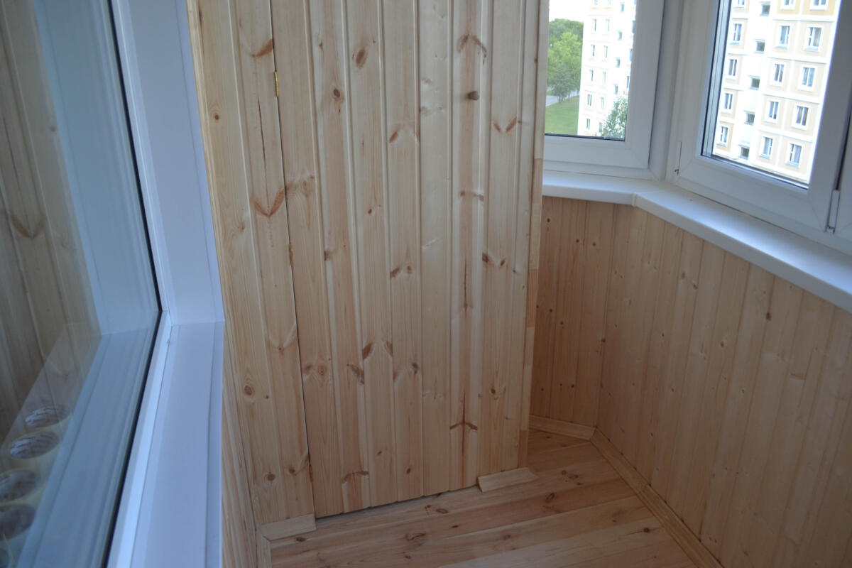 Отделка балкона вагонкой