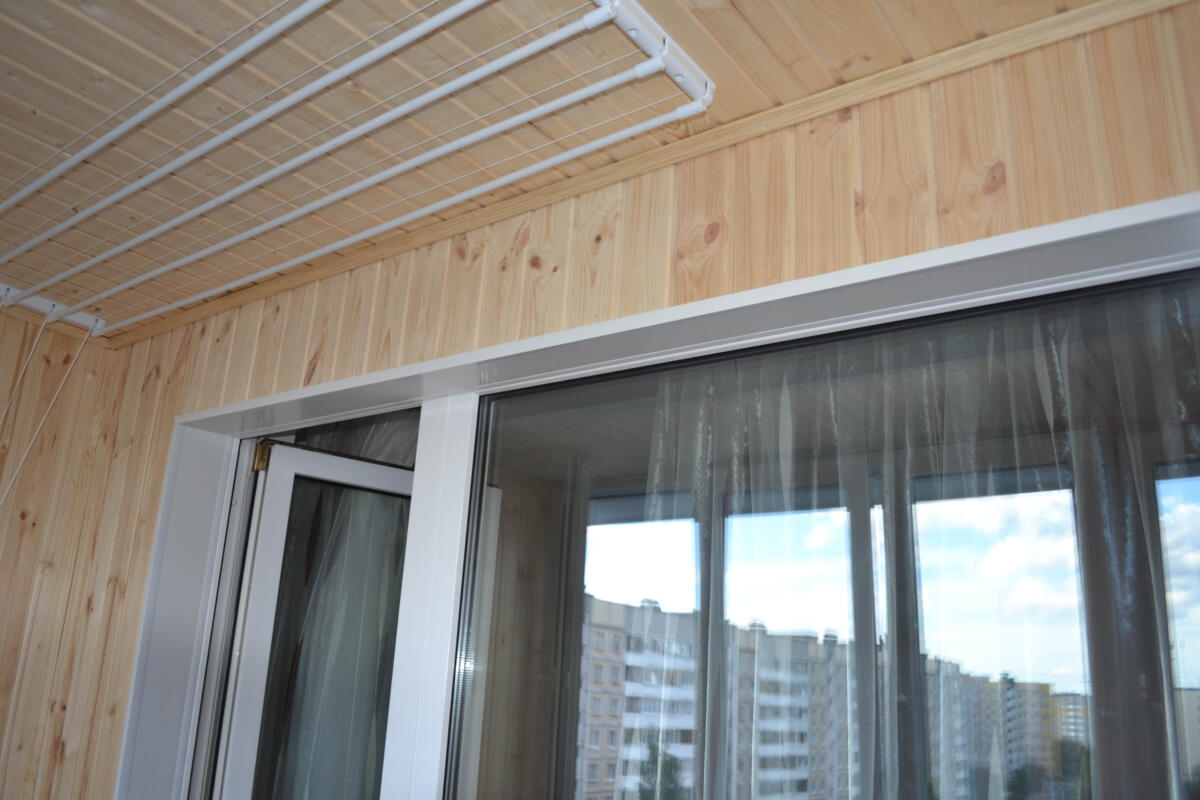 Отделка балкона вагонкой