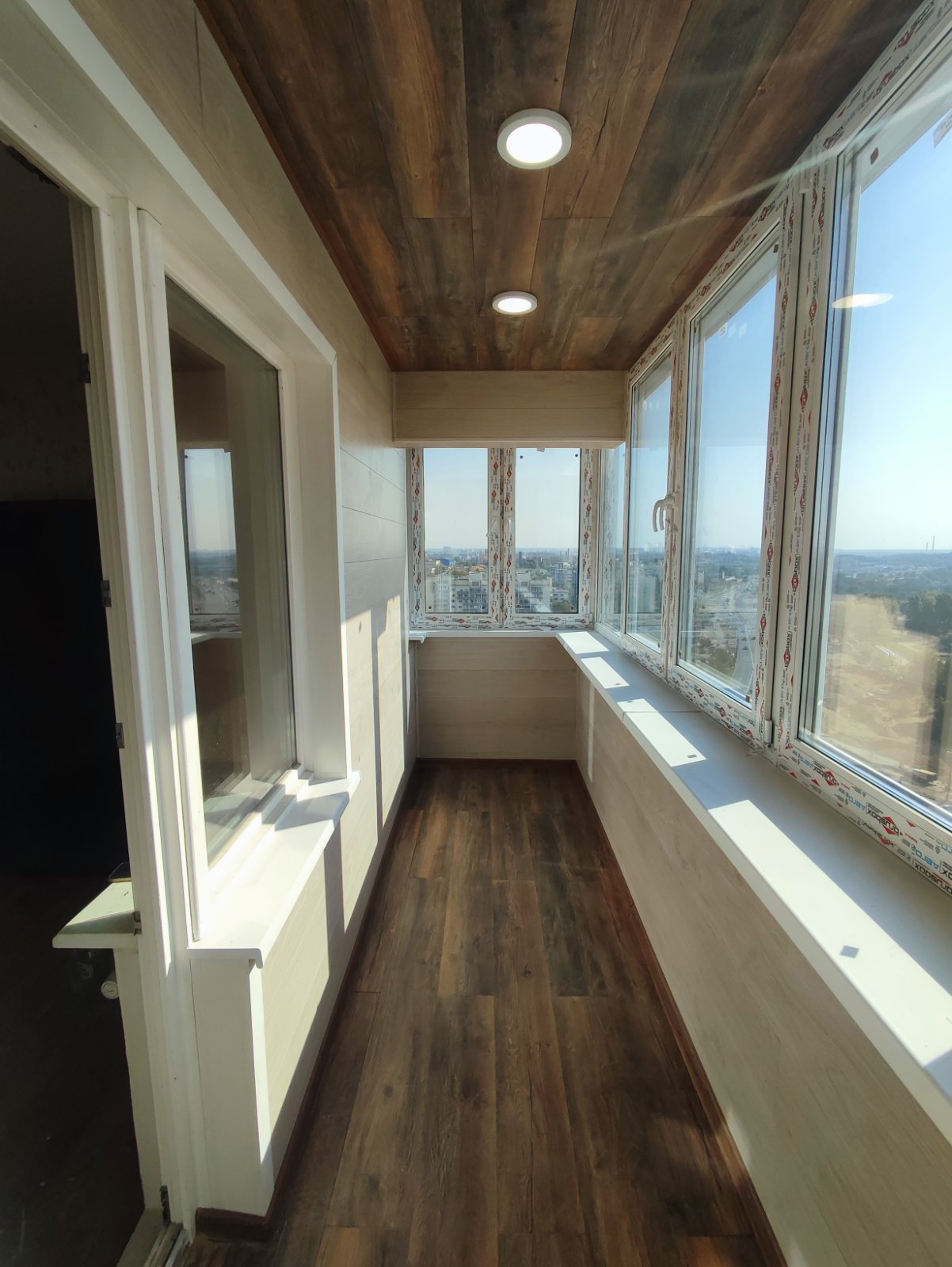 Отделка балкона панелями